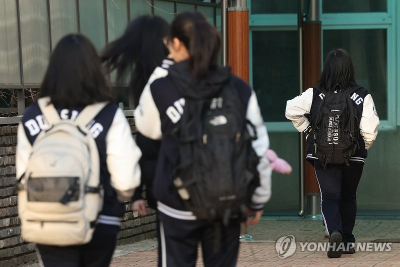 등교하는 학생들 (출처=연합뉴스)