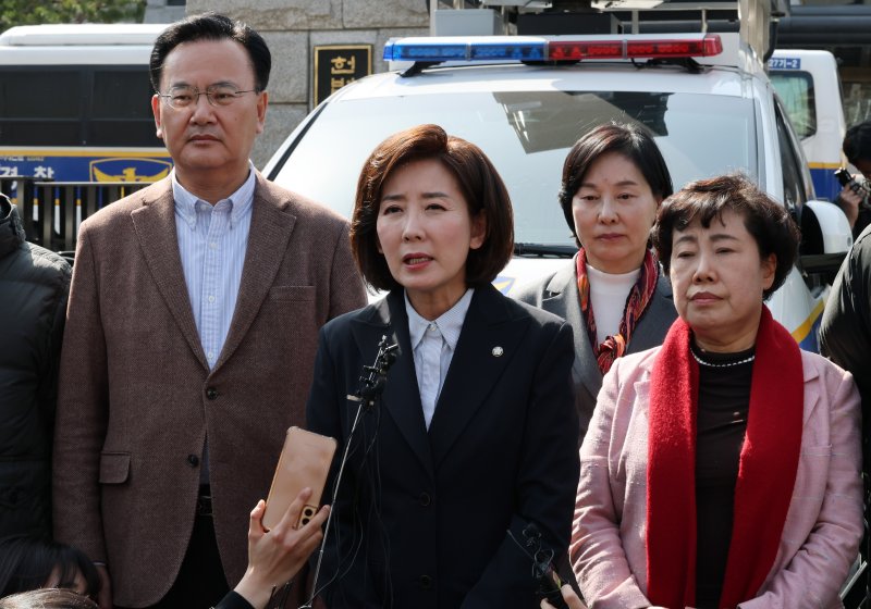 나경원 국민의힘 의원이 14일 오후 서울 종로구 헌법재판소 앞에서 릴레이 1인 시위를 앞두고 취재진 질문에 답하고 있다. 왼쪽부터 유상범, 나경원, 조배숙 의원. 2025.3.14/뉴스1 ⓒ News1 박세연 기자
