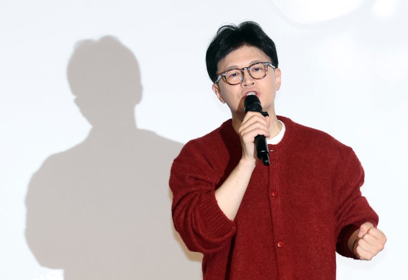 [부산=뉴시스] 하경민 기자 = 한동훈 전 국민의힘 대표가 10일 부산 부산진구 영광도서 8층에서 '한동훈의 선택, 국민이 먼저입니다'라는 주제로 북콘서트를 열고 있다. 2025.03.10. yulnetphoto@newsis.com
