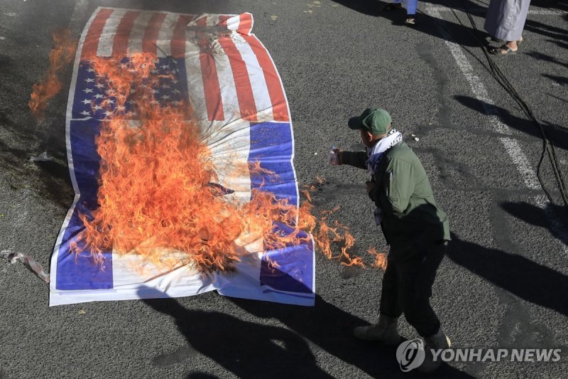 미국·이스라엘 국기 불태우는 후티 지지자 (출처=연합뉴스)
