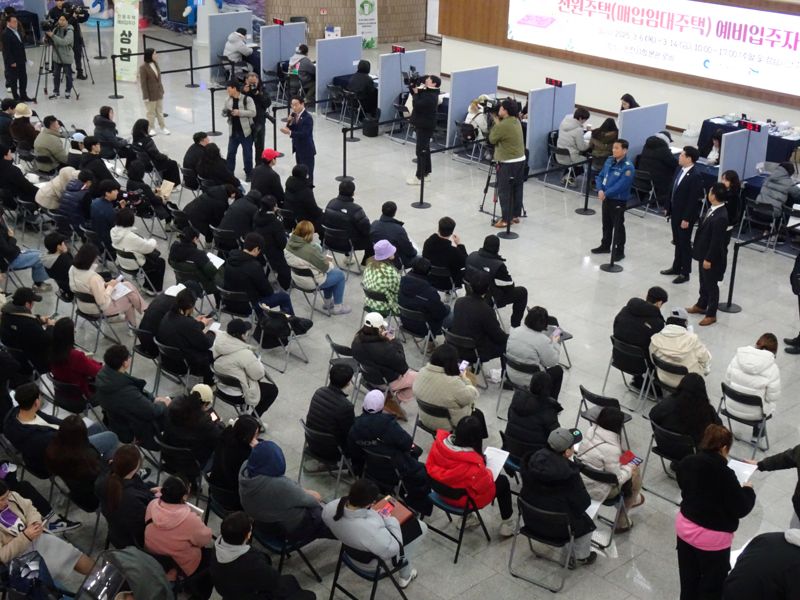 인천시에서 모집한 일명 천원주택 예비입주자 모집에 3681명이 신청해 7.36대 1의 경쟁률을 보였다. 사진=한갑수 기자.