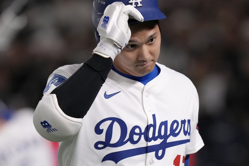 [도쿄=AP/뉴시스] 일본 프로야구 한신 타이거즈와 평가전에서 삼진을 당한 뒤 더그아웃으로 향하는 메이저리그 LA 다저스 오타니 쇼헤이. 2025.03.16.
