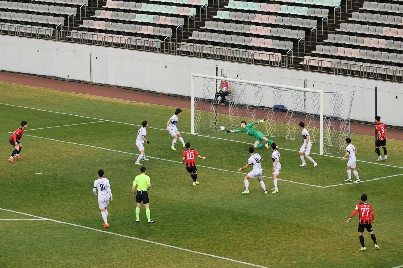 [창원=뉴시스] 강경국 기자 =경남 창원FC가 16일 창원축구센터에서 시흥시민축구단과 2025 시즌 홈 개막전을 갖고 있다. (사진=창원시청 제공). 2025.03.16. photo@newsis.com *재판매 및 DB 금지