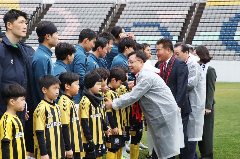 [창원=뉴시스] 강경국 기자 = 홍남표 경남 창원시장이 16일 창원축구센터에서 열린 창원FC 2025 시즌 홈 개막전에서 인사를 하고 있다. (사진=창원시청 제공). 2025.03.16. photo@newsis.com *재판매 및 DB 금지