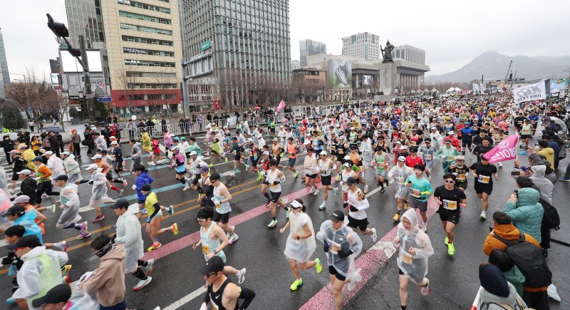 16일 오전 서울 광화문광장에서 열린 2025 서울마라톤에서 참가자들이 힘차게 출발하고 있다. 2025.3.16/뉴스1 ⓒ News1 박지혜 기자