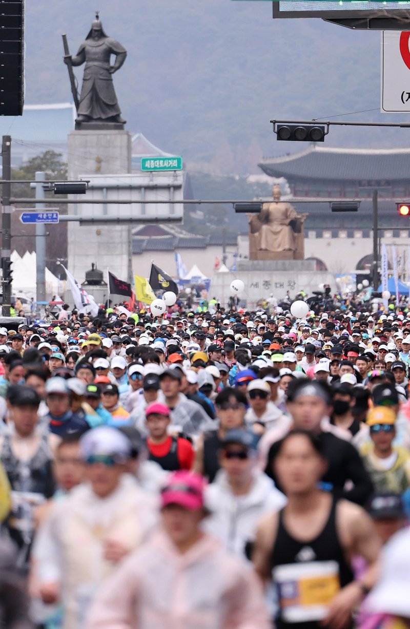 16일 오전 서울 광화문광장에서 열린 2025 서울마라톤에서 참가자들이 힘차게 출발하고 있다. 2025.3.16/뉴스1 ⓒ News1 박지혜 기자