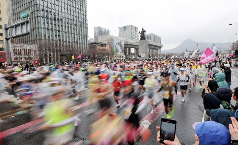 16일 오전 서울 광화문광장에서 열린 2025 서울마라톤에서 참가자들이 힘차게 출발하고 있다. 2025.3.16/뉴스1 ⓒ News1 박지혜 기자