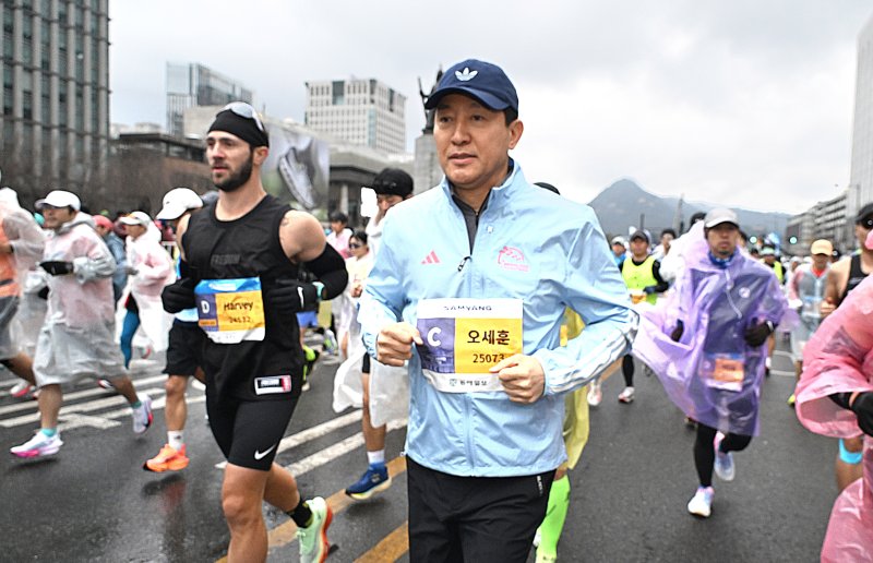 오세훈 서울시장이 16일 서울 광화문광장에서 열린 2025 서울마라톤에 참가해 힘찬 출발을 하고 있다. (서울시 제공) 2025.3.16/뉴스1