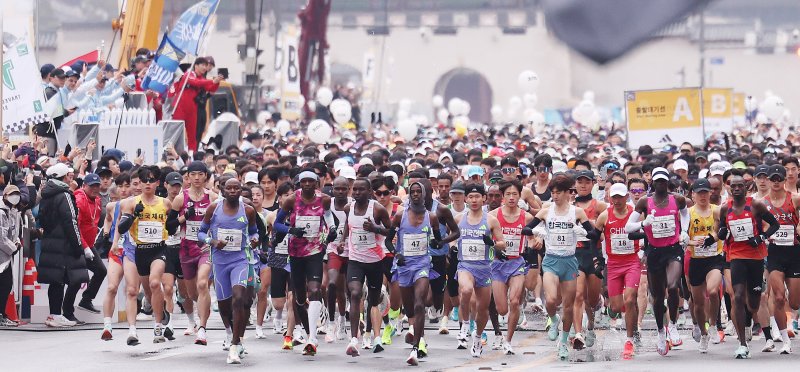 16일 오전 서울 광화문광장에서 열린 2025 서울마라톤에서 참가자들이 힘차게 출발하고 있다. 2025.3.16/뉴스1 ⓒ News1 박지혜 기자