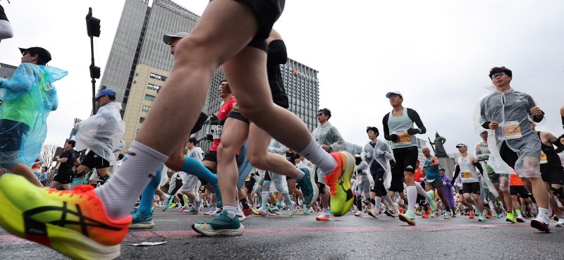 16일 오전 서울 광화문광장에서 열린 2025 서울마라톤에서 참가자들이 힘차게 출발하고 있다. 2025.3.16/뉴스1 ⓒ News1 박지혜 기자