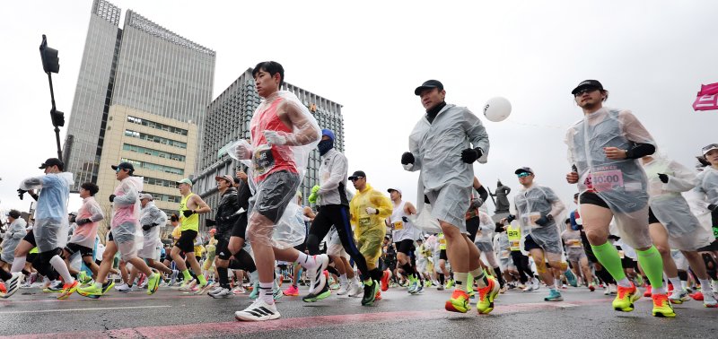 16일 오전 서울 광화문광장에서 열린 2025 서울마라톤에서 참가자들이 힘차게 출발하고 있다. 2025.3.16/뉴스1 ⓒ News1 박지혜 기자