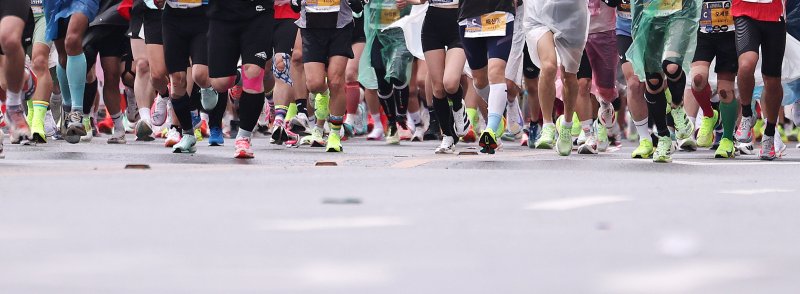 16일 오전 서울 광화문광장에서 열린 2025 서울마라톤에서 참가자들이 힘차게 출발하고 있다. 2025.3.16/뉴스1 ⓒ News1 박지혜 기자