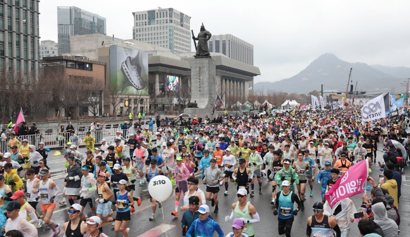 16일 오전 서울 광화문광장에서 열린 2025 서울마라톤에서 참가자들이 힘차게 출발하고 있다. 2025.3.16/뉴스1 ⓒ News1 박지혜 기자