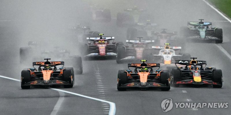 물보라를 일으키며 질주하는 머신들 (출처=연합뉴스)