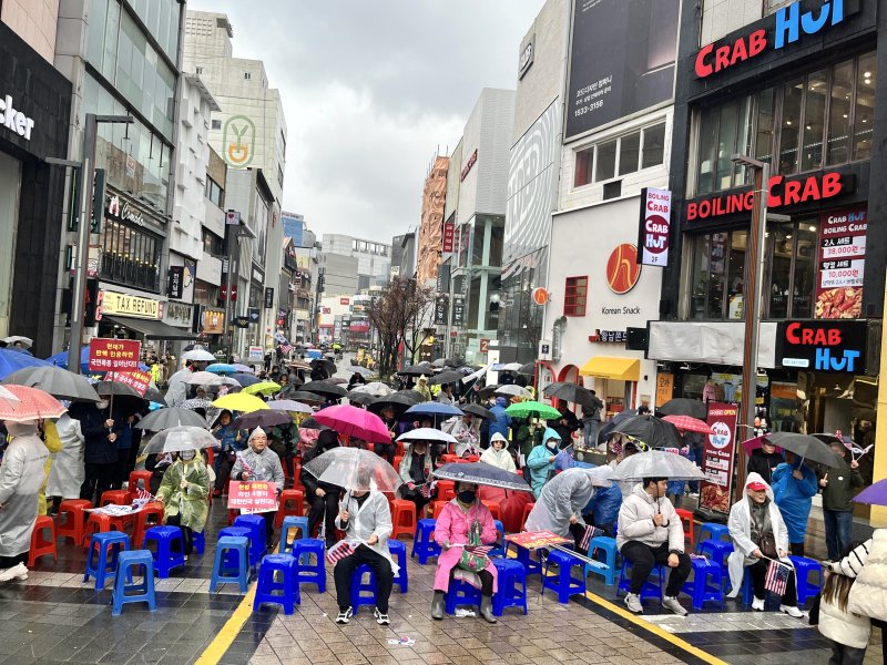 [부산=뉴시스] 이아름 기자 = 보수 단체 자유민주주의연합이 16일 오후 부산 중구 남포동 시티스폿 앞에서 윤석열 대통령 탄핵을 반대하는 집회를 진행하고 있다. 2025.03.16. aha@newsis.com