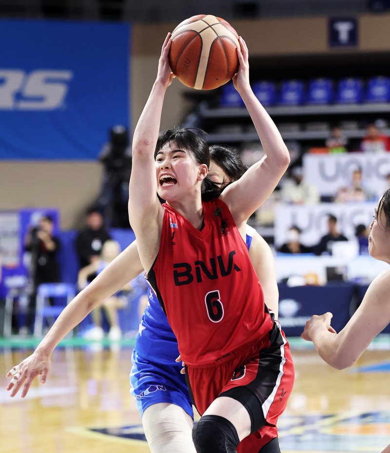 16일 오후 충남 아산 이순신체육관에서 열린 '하나은행 2024-2025 여자프로농구' 플레이오프 챔피언결정전 1차전 아산 우리은행과 부산 BNK의 경기에서 BNK 이소희가 골밑 돌파를 시도하고 있다. 2025.3.16/뉴스1 ⓒ News1 오대일 기자