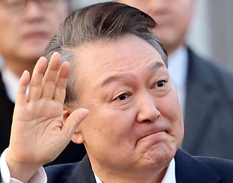 법원의 구속취소 청구 인용으로 석방된 윤석열 대통령이 8일 오후 경기 의왕시 서울구치소에서 풀려나 지지자들에게 인사하고 있다. 윤 대통령은 내란 우두머리 혐의로 지난 1월 26일 구속기소 된 지 41일 만, 1월 15일 체포된 후 52일 만에 자유의 몸이 됐다. 2025.3.8/뉴스1 ⓒ News1 오대일 기자