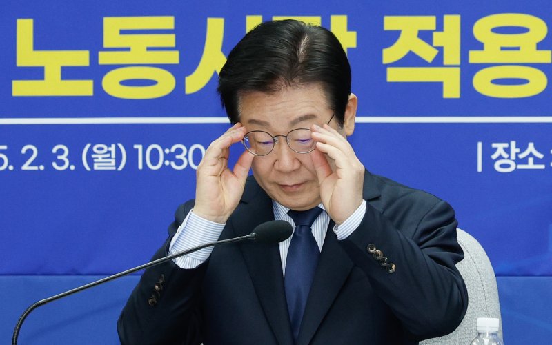 이재명 더불어민주당 대표가 3일 오전 서울 여의도 국회에서 열린 민주당 정책 디베이트 Ⅲ '행복하고 정의로운 대한민국, 반도체특별법 노동시간 적용제외 어떻게?'에 참석해 안경을 고쳐쓰고 있다. 2025.2.3/뉴스1 ⓒ News1 안은나 기자