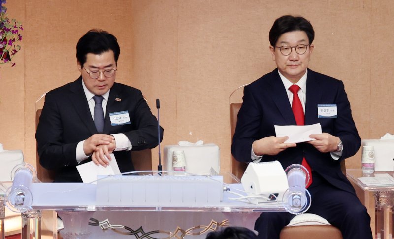 [서울=뉴시스] 조성우 기자 = 권성동(오른쪽) 국민의힘 원내대표와 박찬대 더불어민주당 원내대표가 16일 오후 서울 영등포구 여의도 순복음교회에서 열린 한국교회 부활절 연합예배 2차 준비 기도회에 참석해 자리하고 있다. 2025.03.16. xconfind@newsis.com