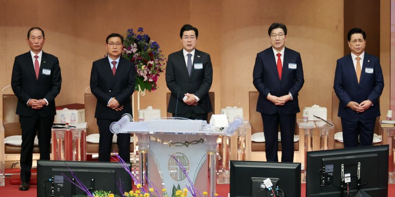 [서울=뉴시스] 조성우 기자 = 권성동(오른쪽 두 번째부오른) 국민의힘 원내대표와 박찬대 더불어민주당 원내대표가 16일 오후 서울 영등포구 여의도 순복음교회에서 열린 한국교회 부활절 연합예배 2차 준비 기도회에 참석해 예배하고 있다. 오른쪽은 이영훈 여의도순복음교회 목사. 2025.03.16. xconfind@newsis.com