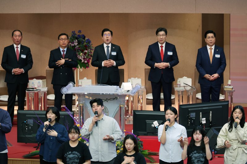 [서울=뉴시스] 조성우 기자 = 권성동(오른쪽 두 번째부터) 국민의힘 원내대표와 박찬대 더불어민주당 원내대표가 16일 오후 서울 영등포구 여의도 순복음교회에서 열린 한국교회 부활절 연합예배 2차 준비 기도회에 참석해 예배하고 있다. 2025.03.16. xconfind@newsis.com