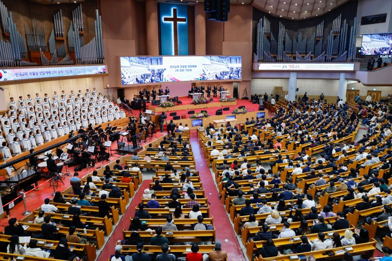 [서울=뉴시스] 국회사진기자단 = 권성동 국민의힘 원내대표와 박찬대 더불어민주당 원내대표가 16일 오후 서울 영등포구 여의도순복음교회에서 열린 한국교회 부활절 연합예배 2차 준비기도회에 참석해 찬양하고 있다. 2025.03.16. photo@newsis.com