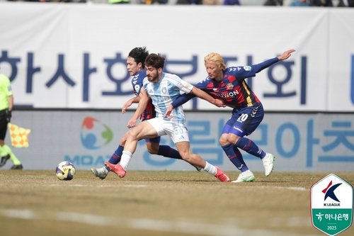 볼 다툼을 펼치는 울산 HD와 수원FC 선수들 (출처=연합뉴스)