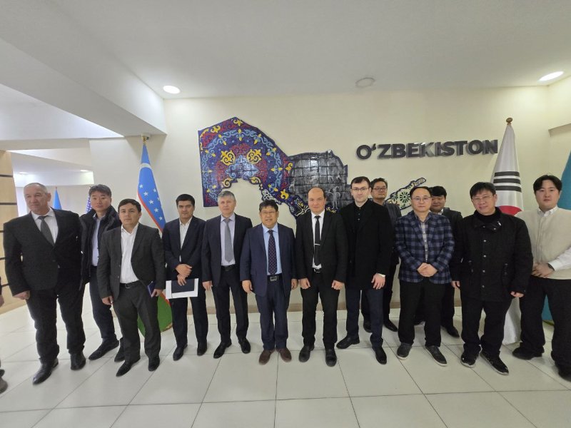 지난 10일 우즈베키스탄에서 전원영 TG 대표(왼쪽 여섯번째)가 우즈베키스탄 농림부 관계자들과 기념 촬영을 하고 있다. TG 제공