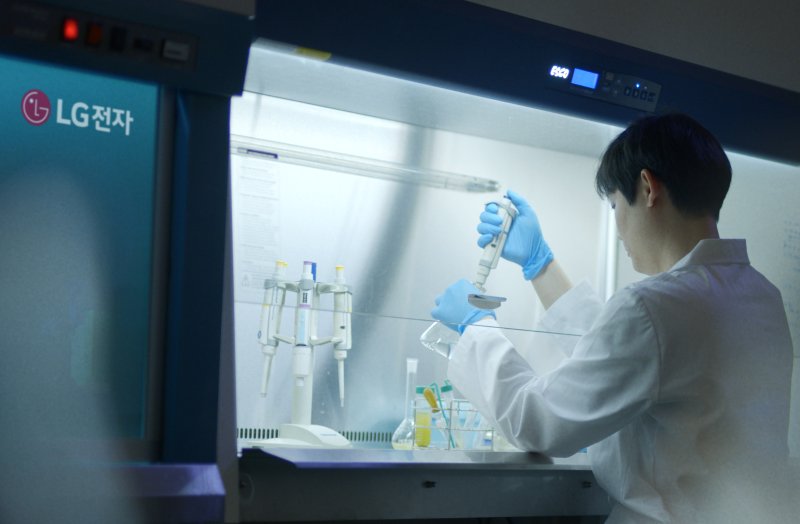 LG전자가 B2B 신사업으로 육성하고 있는 항균 기능성 소재 '퓨로텍(PuroTec™)'을 식품 가공 산업으로 확대 적용한다. 기능성 소재를 개발 중인 연구원의 모습. LG전자 제공