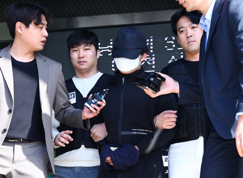 [서울=뉴시스] 김근수 기자 = 강남역 인근에서 여자친구를 흉기로 살해한 의대생 최모씨가 14일 서울 서초구 서초경찰서에서 서울중앙지검으로 송치되고 있다. 2024.05.14. ks@newsis.com