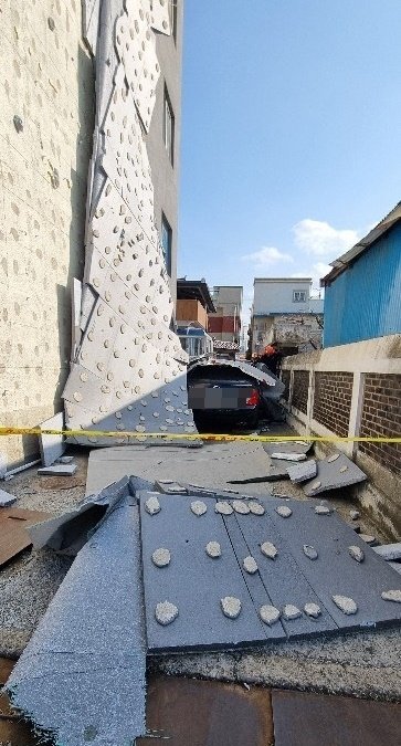 16일 오후 3시30분께 전북 군산시 동흥남동의 한 건물의 외벽 마감재가 쏟아져 내리는 사고가 났다. (독자 제공. 재판매 및 DB금지)2025.3.16/뉴스1