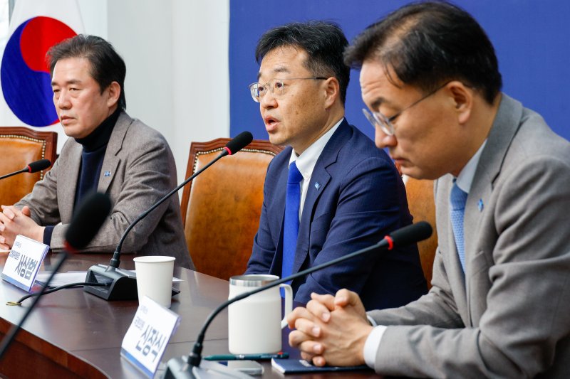 서울 구로구청장 보궐선거 출마 의사를 밝힌 서상범 조국혁신당 법률위원장이 16일 서울 여의도 국회에서 열린 현안 관련 기자간담회에서 취재진 질의에 답하고 있다. 왼쪽부터 황현선 사무총장, 서 위원장, 신장식 의원. 2025.3.16/뉴스1 ⓒ News1 안은나 기자