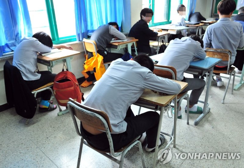 교실에서 잠든 고교생 (출처=연합뉴스)