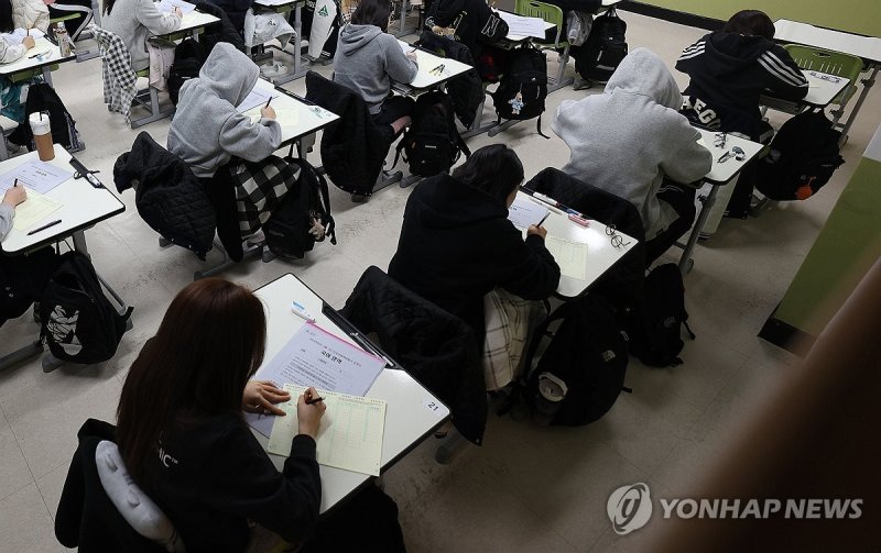 첫 모의고사 치르는 고3 수험생들 (출처=연합뉴스)