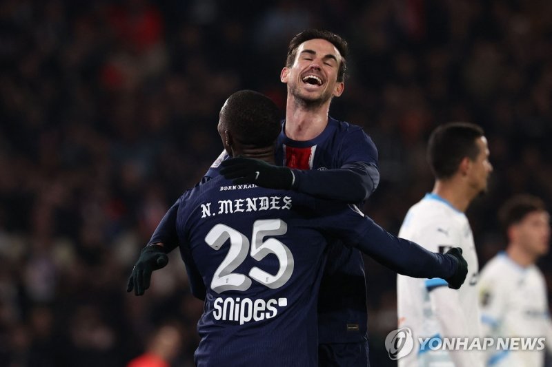 골 넣고 기뻐하는 멘드스와 도움 준 루이스 (출처=연합뉴스)