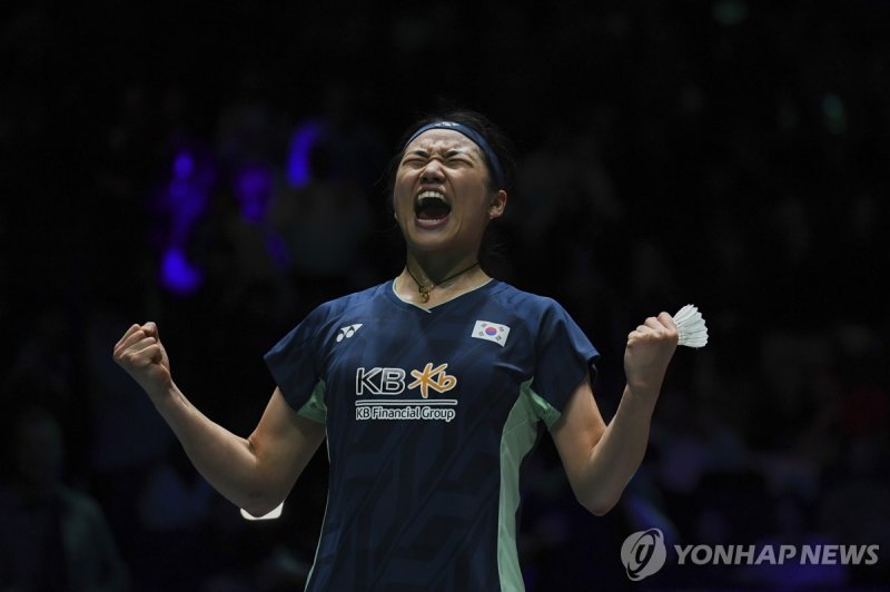 왕즈이를 제압하고 전영오픈 우승 확정 후 포효하는 안세영 (출처=연합뉴스)