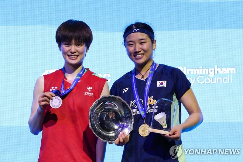 시상식에서 왕즈이(왼쪽)와 나란히 선 안세영 (출처=연합뉴스)