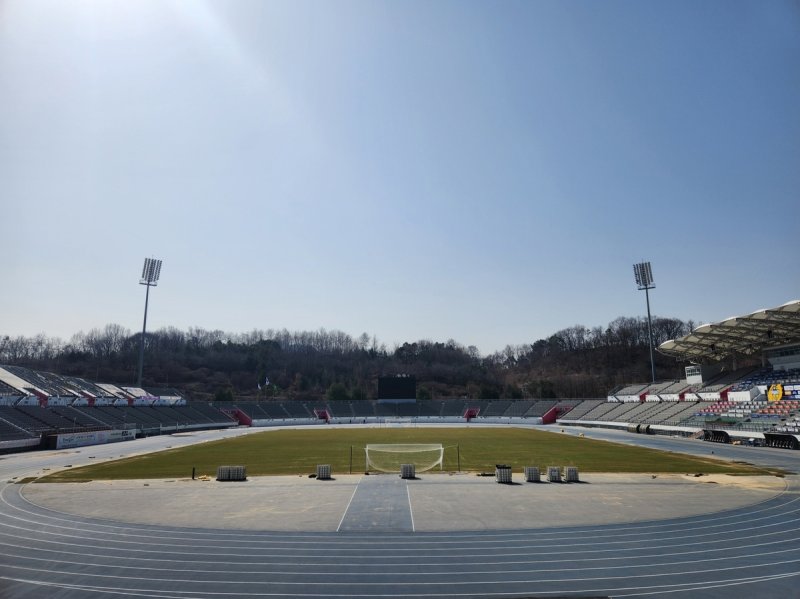 새로 교체된 이순신종합운동장 잔디 모습 (출처=연합뉴스)