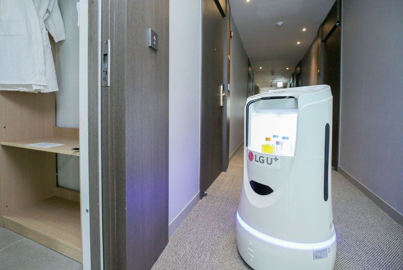 LG U+, 실내 배송로봇으로 호텔 비대면 룸서비스 제공