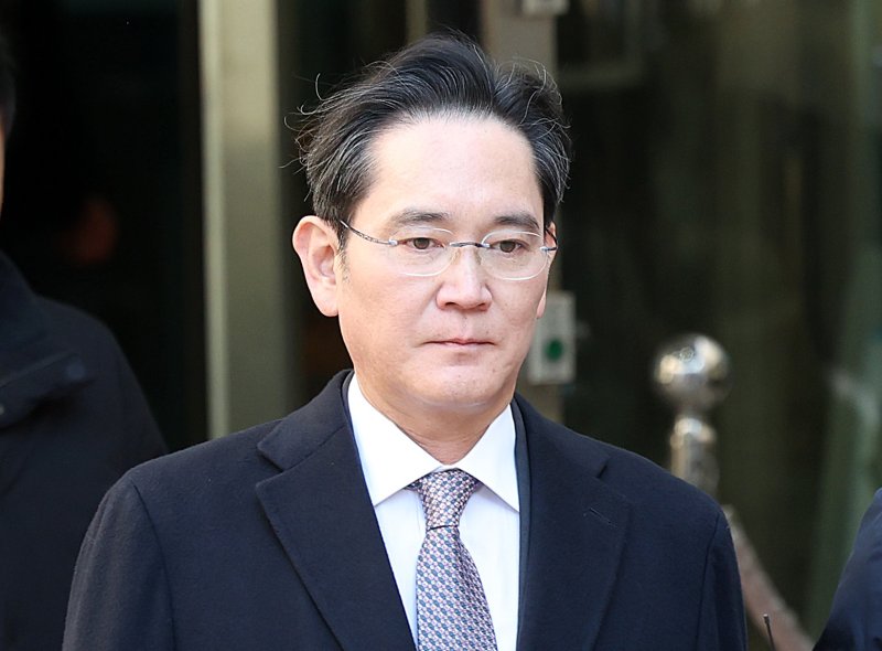 [서울=뉴시스] 이영환 기자 = 제일모직과 삼성물산의 부당합병 의혹으로 재판을 받고 있는 이재용 삼성전자 회장이 3일 오후 서울 서초구 서울고등법원에서 열린 항소심 선고기일을 마친 후 법원을 나서고 있다.이 회장은 1심에 이어 항소심에서도 무죄를 선고 받았다. 2025.02.03. 20hwan@newsis.com