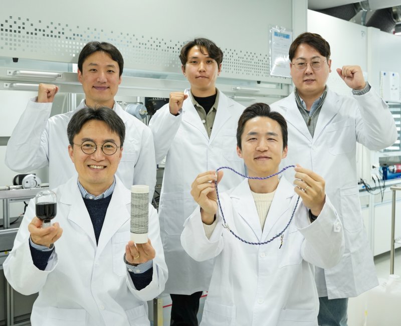 [창원=뉴시스]한국전기연구원 한중탁(앞줄 왼쪽부터) 박사와 한국재료연구원 김태훈 박사를 비롯한 연구팀이 각각 탄소나노튜브(CNT) 용액 및 와이어, 목걸이형 슈퍼커패시터를 들고 포즈를 취하고 있다.(사진=한국전기연구원 제공) 2025.03.17. photo@newsis.com