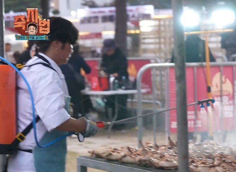 [서울=뉴시스] 16일 업계에 따르면 백 대표의 식품위생법 위반 가능성이 제기됐다. 민원인은 국민신고와 식품의약품안전처에 민원을 제기한 것으로 전해졌다. (사진= 백종원 유튜브 갈무리) 2025.03.16. photo@newsis.com *재판매 및 DB 금지