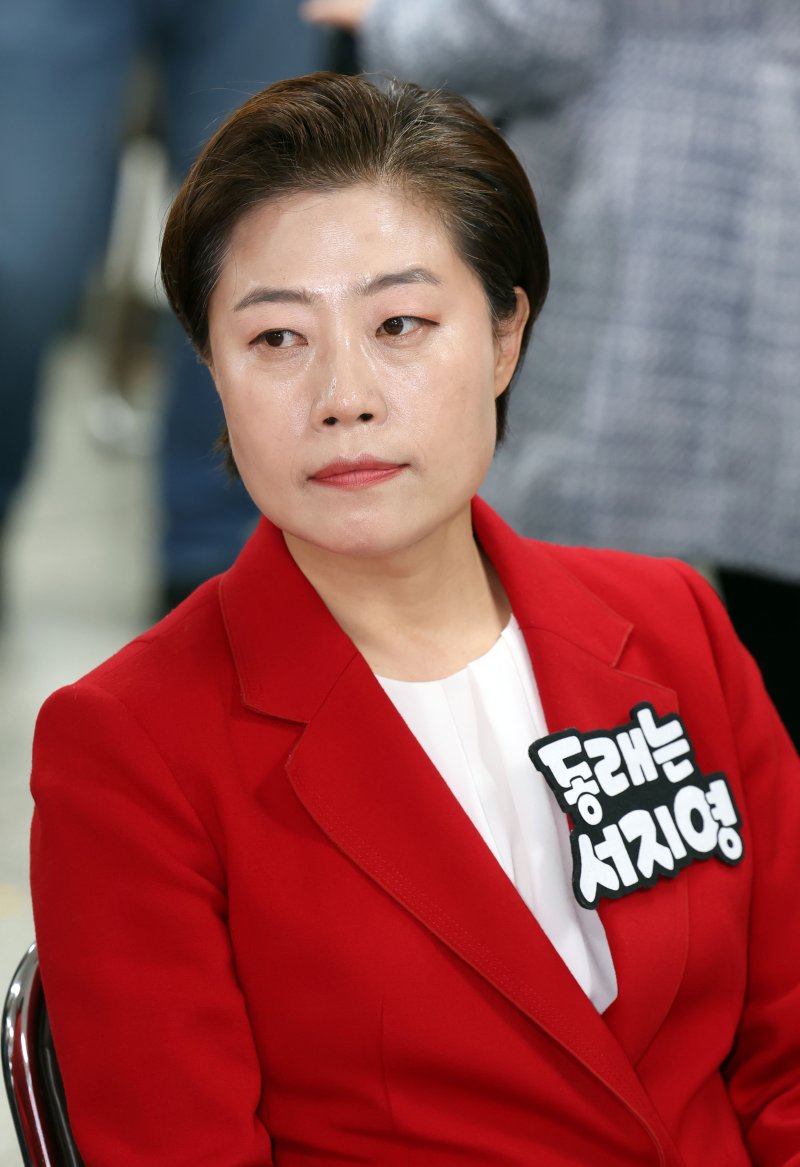 [부산=뉴시스] 하경민 기자 = 제22대 국회의원 선거일인 10일 부산 수영구 국민의힘 부산시당에서 서지영 후보가 방송사 출구조사 결과를 확인하고 있다. 2024.04.10. yulnetphoto@newsis.com