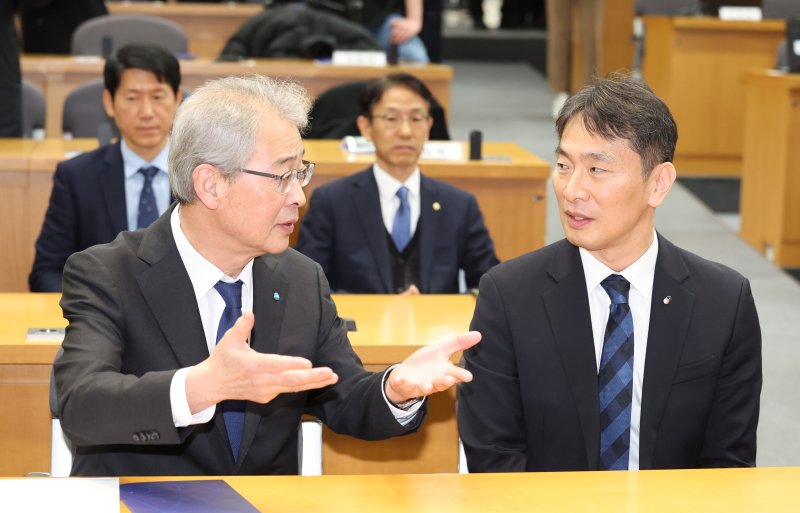 [서울=뉴시스] 추상철 기자 = 이복현 금융감독원장이 13일 오전 서울 종로구 한국금융연수원에서 열린 '사외이사 양성 및 역량강화를 위한 업무협약식'에서 임종룡 우리금융그룹 회장과 대화하고 있다. 2025.02.13. scchoo@newsis.com
