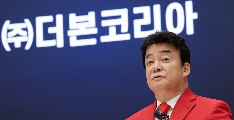 백종원 더본코리아 대표가 6일 서울 영등포구 여의도 한국거래소에서 열린 (주)더본코리아 유가증권시장 신규 상장기념식에서 상장 소감을 밝히고 있다. 2024.11.6/뉴스1 ⓒ News1 김성진 기자