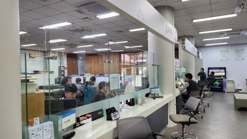 군청 민원실에 설치된 안전가림막 (출처=연합뉴스)