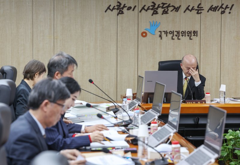 안창호 국가인권위원회 위원장이 2월 24일 오후 서울 중구 국가인권위에서 열린 '제3차 전원위원회'에 참석해 생각에 잠겨 있다. 2025.2.24/뉴스1 ⓒ News1 민경석 기자