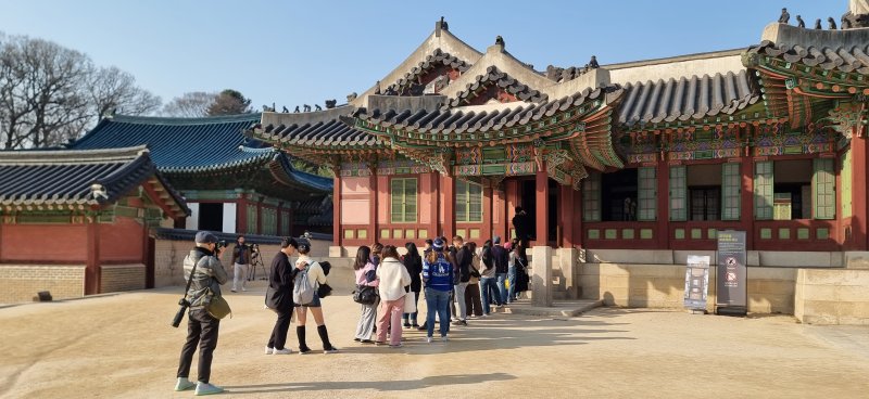 [서울=뉴시스] 2024년 열린 '‘창덕궁 빛·바람 들이기' 행사 관람객들 (사진=국가유산청 제공) 2025.03.17. photo@newsis.com *재판매 및 DB 금지
