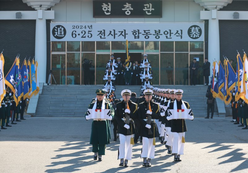 6·25전사자 발굴유해 합동 봉안식에서 국군 의장대가 유해를 봉송하고 있다.(공동취재) 2024.12.12/뉴스1 ⓒ News1 김명섭 기자