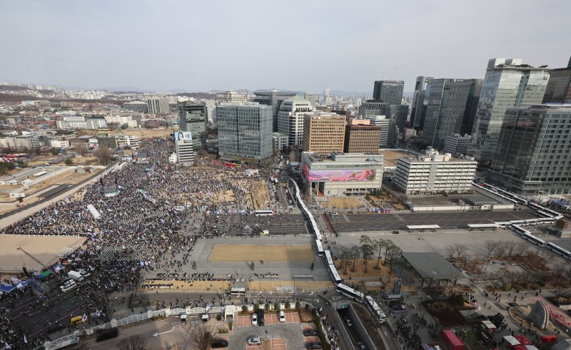 15일 오후 서울 광화문광장에 윤석열 대통령 탄핵에 찬성하는 시민들과 반대하는 시민들의 충돌을 막기 위한 경찰 차벽이 설치되어 있다. 2025.3.15/뉴스1 ⓒ News1 신웅수 기자
